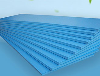 XPS挤塑板是以聚苯乙烯树脂为原料加上其他的原辅料与聚含物，通过特殊工艺加热混合同时注入催化剂，然后连续挤塑压制成型的硬质泡沬塑料板。